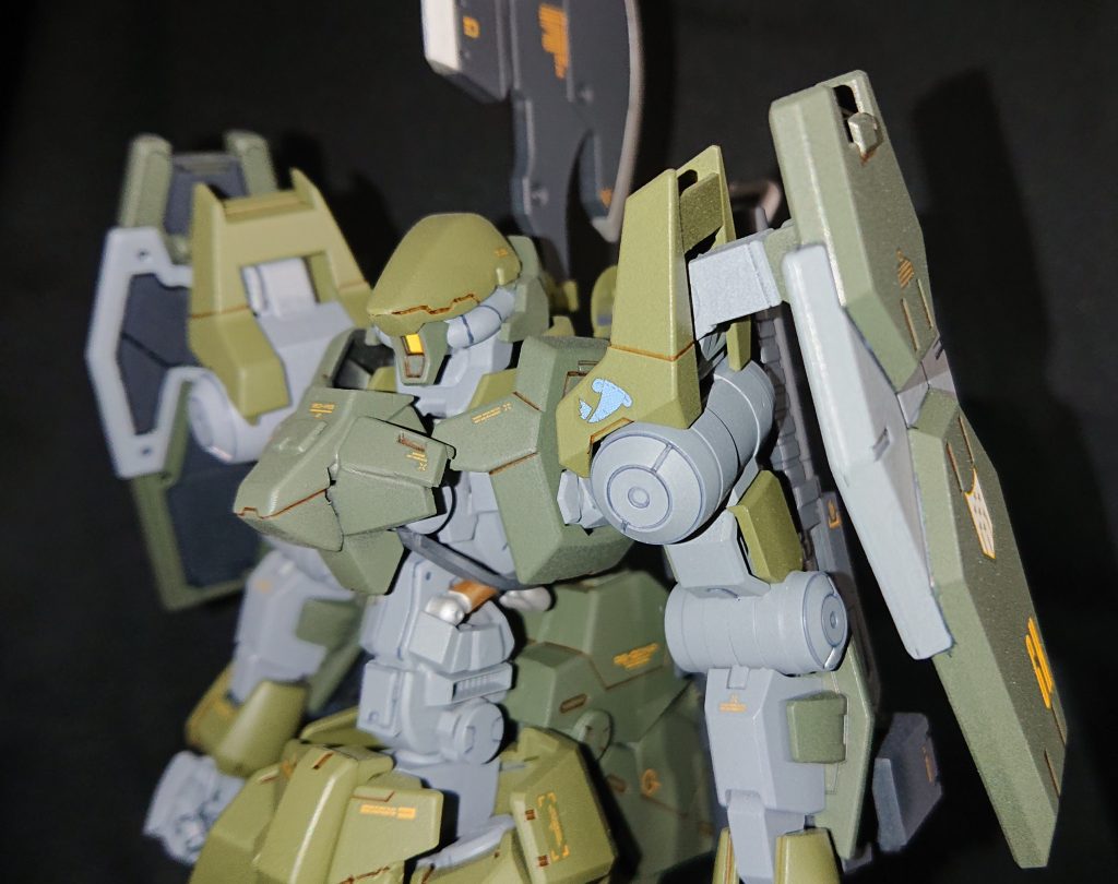 頭部付近のアップ。今回の1番苦労したところです😅動力パイプはカマボコ型のランナーを使用、ヘルメットも形状加工し、スジ彫りを追加してます。