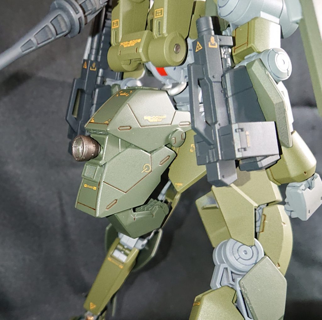 追加スラスター兼補給パック予備弾薬等が内蔵され、こちらもパージ可能となっている。