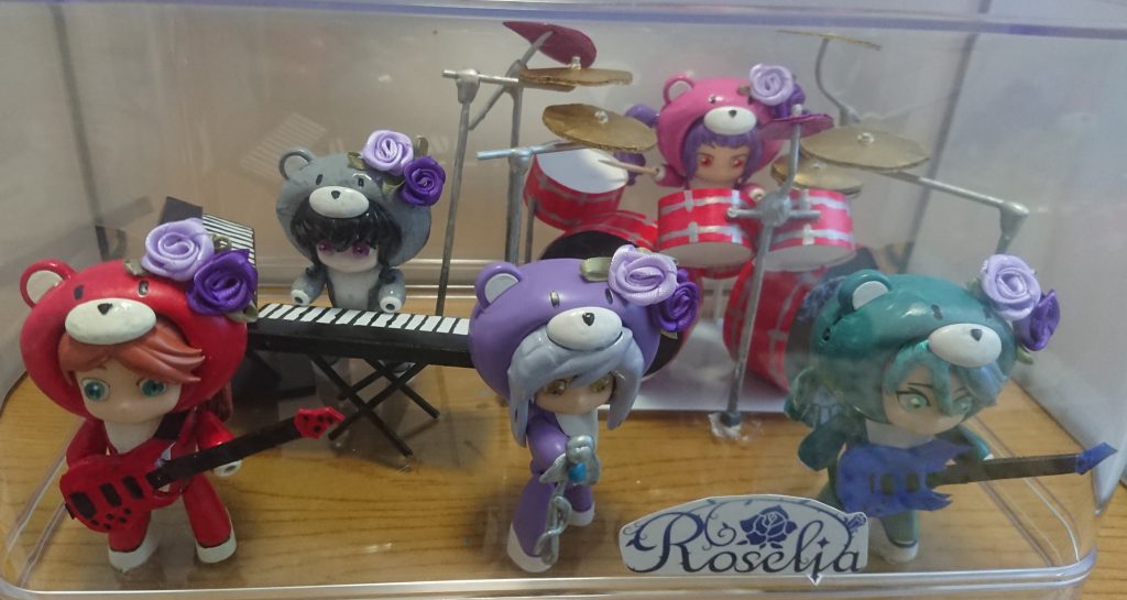 当初は、楽器は作らない予定だったのですが、正直似せられなかったので、楽器を持たせてRoselia風に近づけました。(^_^;)楽器は全てスチレンボードを使っています。後は、ランナーやビニールテープを使いました。(^_^;)