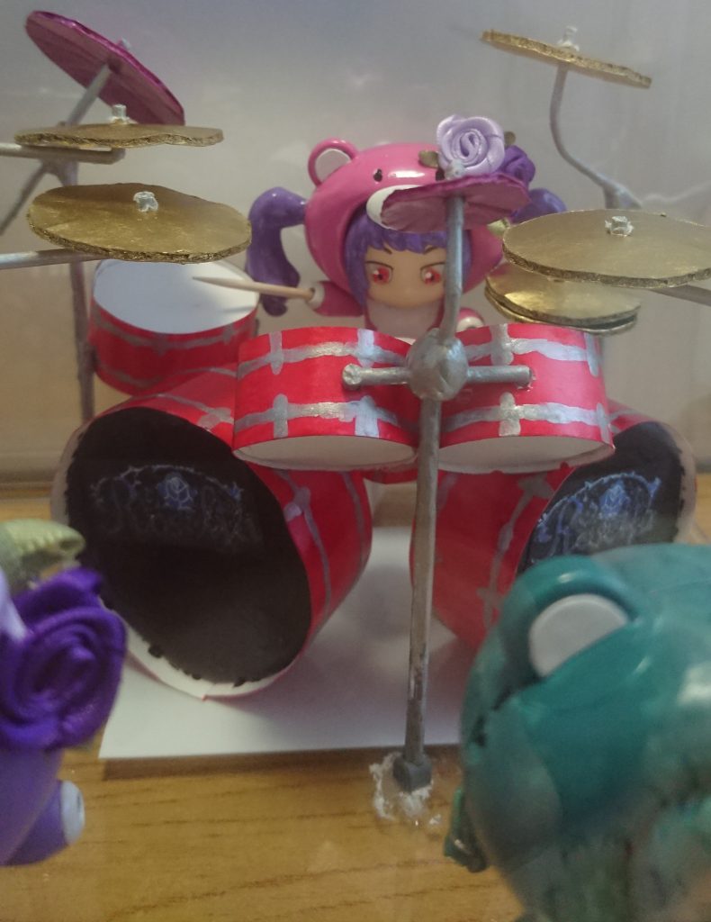 もう一度、ギャン子を使って、宇田川 あこ風にしました。(^-^)正直かなりドラムには苦労しました。(^_^;)バチは、つまようじを使いました。全員の頭に着けている薔薇は、100均で手に入れたモノです。(^-^)