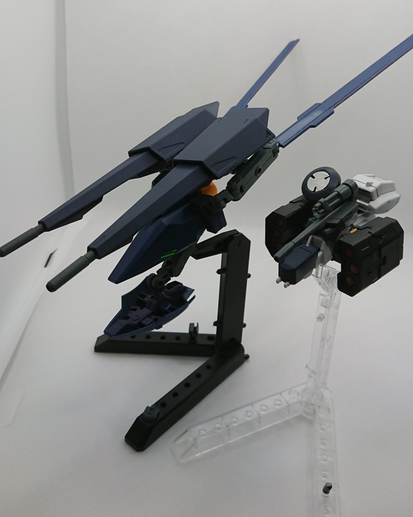 変形ギミックが使用出来ない代わりにバックパックが二機の支援機に分離出来るようにしました。