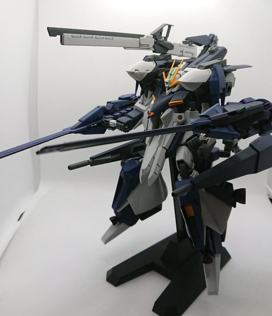 背中のバインダーの一部は元々ライフルのバレルですので付け替え、フライルーのバインダーは自作ジョイントにて手前側に移動し砲撃姿勢になります。