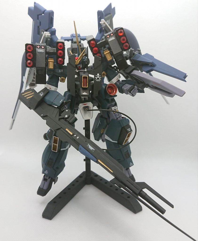 正面より。顔はナドレのパーツを使いガンダムタイプにしました。武器のメガランチャーはZZ2からケーブルはHGのエルガイムから借りています。