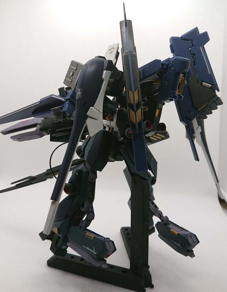 背面より。脚部のパーツが欲しかったのでレジオン鹵獲仕様にしましたが、色や股関のパーツ考えるとティターンズカラーの方が良かったかも。