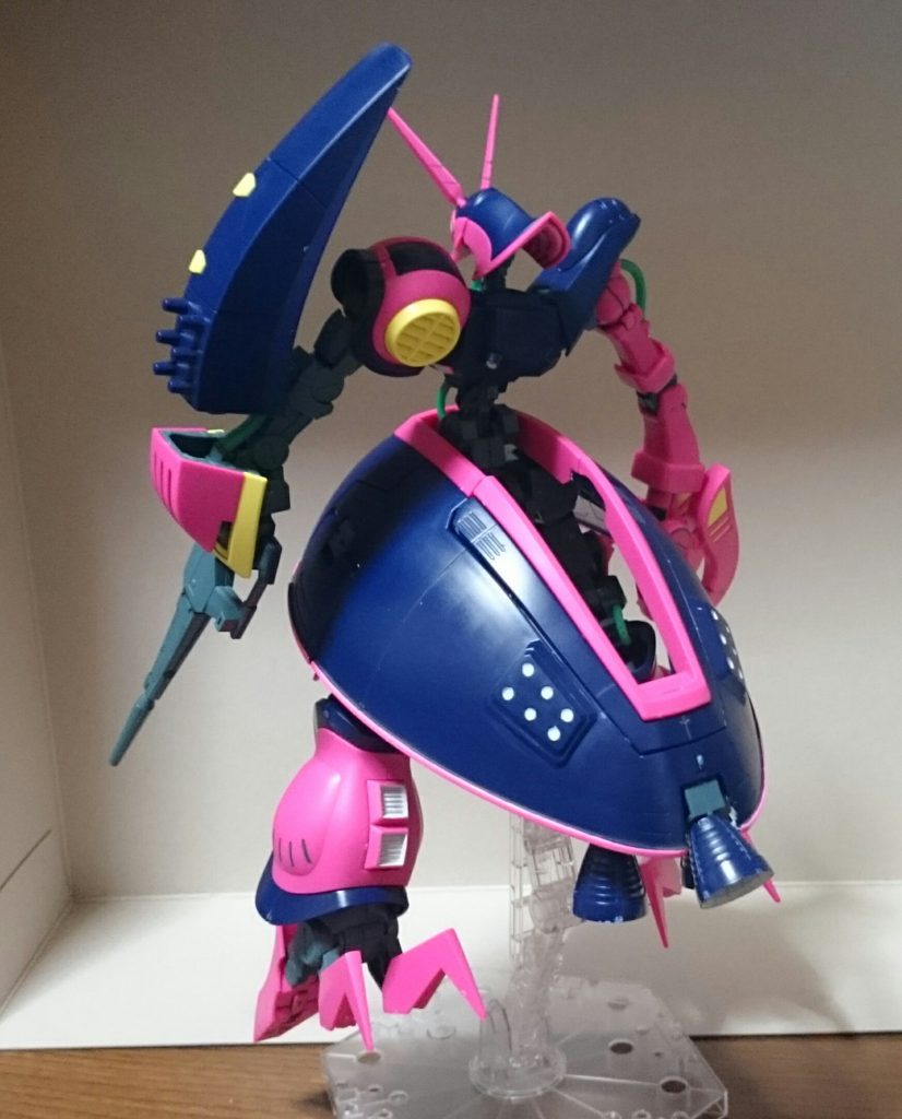 ・背面ちょいちょいホワイトを追加して、スカートの縁をピンクで塗装っスクリアパーツ裏はホワイトで塗装