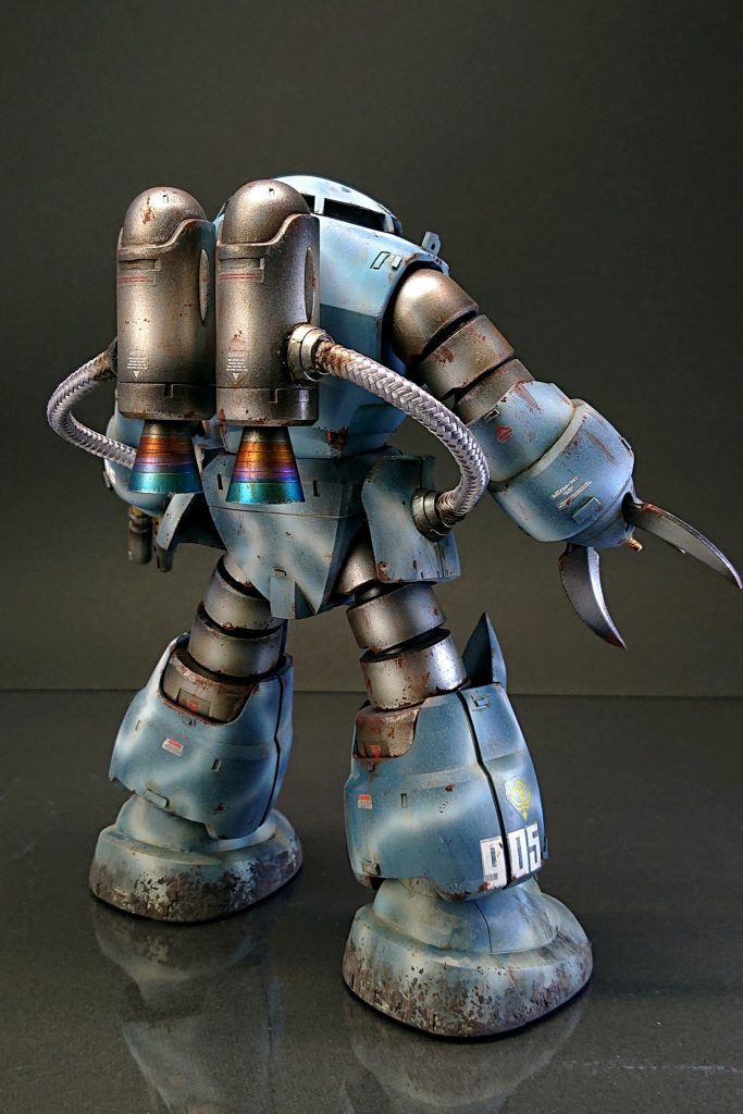 後ろから。素組みを除き、実はジオン系MSの制作も今回が初。ズゴックの重厚感溢れるシルエット、堪りません。