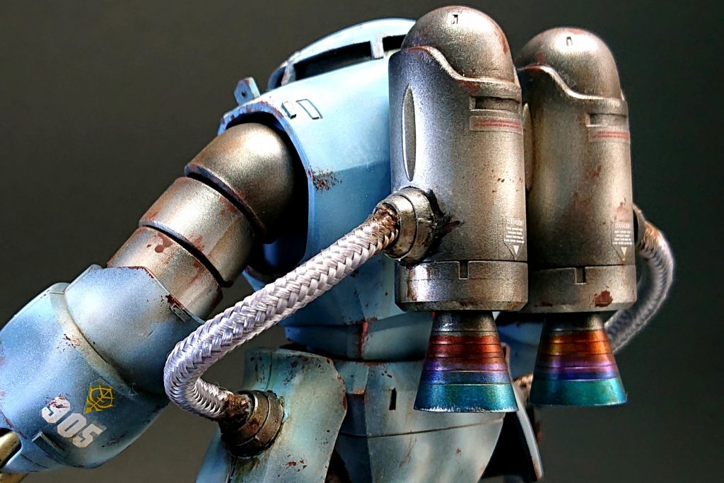 バックパックは、コトブキヤのバーニアノズルを接着。キャンディ塗装の要領で焼き色を付けてみましたが、各色が濃すぎました^^;腰部にORIGINザクIIのサイドアーマーを追加。動力パイプに見立てた充電ケーブルを背部へ接続。無計画に取り付けてしまったので、下半身の可動を殆ど殺してしまいました(´×ω×`)