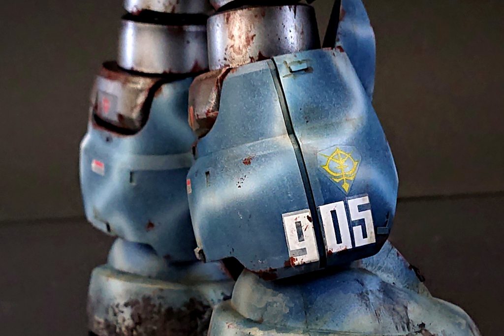 腕部と脚部に、ジオンエンブレムと機体番号[905]。ちょっぴりネタを仕込んでいるので、当ててみて下さい。ジオンの頭文字と合わせて、905を逆から語呂合わせで読むと…。正解は後ほど!