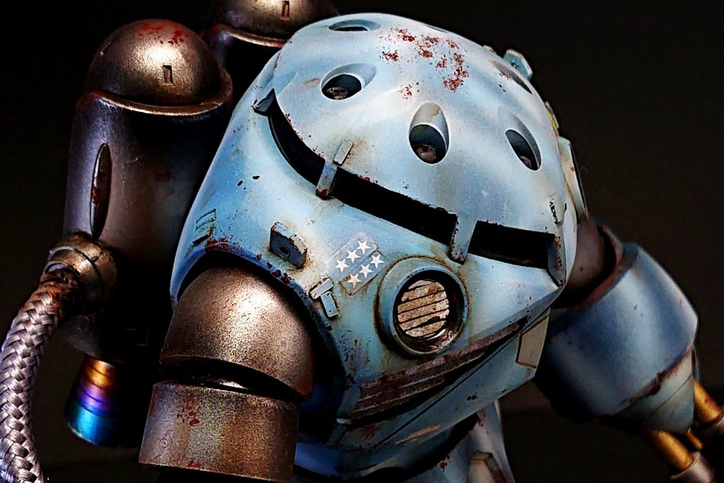 苦手なチッピングを克服するため、街中で見掛ける度撮影したユンボやクレーン車の写真を参考に、スポンジを小さくちぎってスタンピング。雰囲気出ているでしょうか？ウェザリングは油彩、エナメルを混ぜてピンウォッシュした後、メタリック部分をアクリルでドライブラシ。ストレーキングを施して、エナメルフラットホワイトで潮浮きを再現してみました。