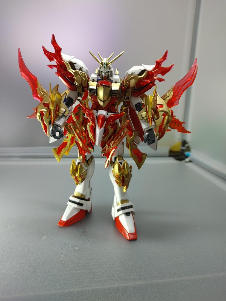 頭部と胸部はガンダムマ―カ―EXで塗装のみで、見にくいですが腰回りの可動追加と太ももの延長をしています。