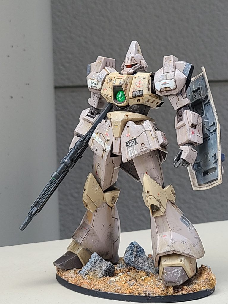 テレビ本編では赤いボディが印象的な機体ですが、リベイク由来のこの成型色も落ち着いていてなかなかお気に入りです。ハンドパーツは再生工場さんのシゲハンドを使用。ただし、成型色仕上げというところで、手甲パーツはキットのものを合わせました。