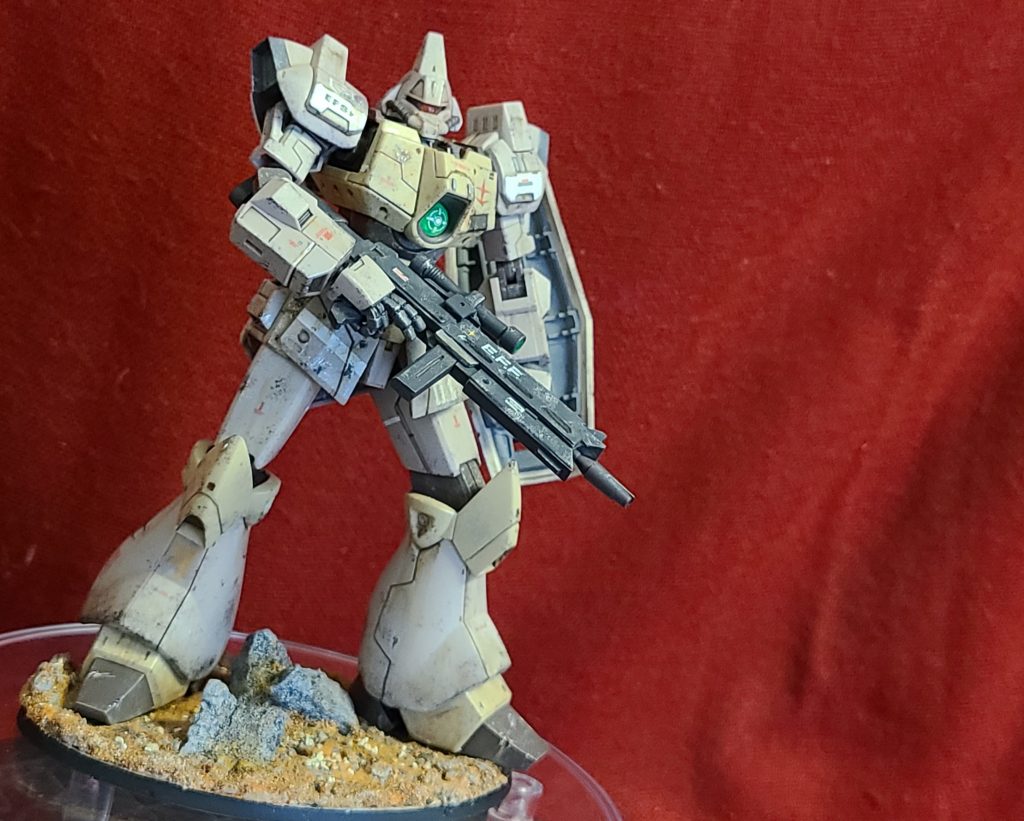 宇宙軍からの転用機体のため、ボディやシールド(純正のシールドは運用中に大破。間に合せでジムのものを使用)のマーキングは宇宙軍のままなのに対して、地上で支給されたであろう実弾兵器の銃は地上軍のマーキング、という妄想です。わざとです☺️(カラーリングは変更してあるのにマーキングはそのままなのか!という突っ込みは無しで!😋)