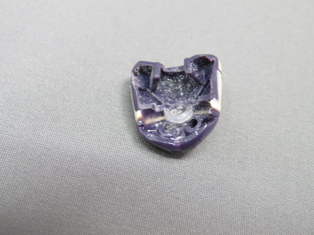 顔パーツ裏側左右を詰めた上で、取り付け取り外しのためのダボ穴も追加