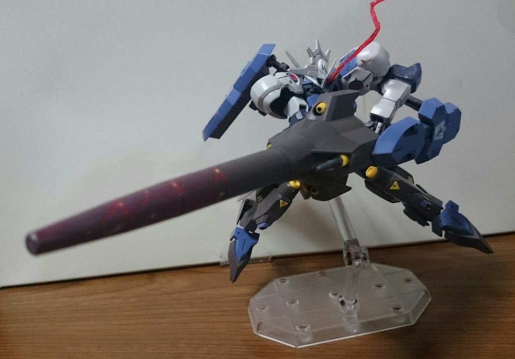 構えさせるのけっこう大変… …… …… …… …… 組み立てと同時期に、METAL ROBOT魂ガンダムバエルの情報が解禁されたので…