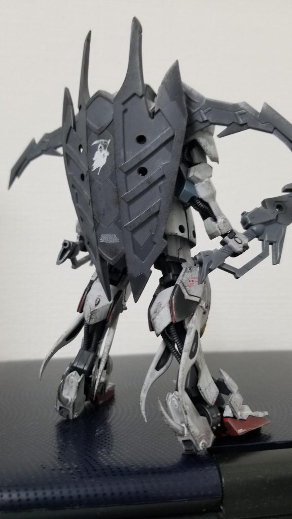 シールドは前にも後ろにも装着可能。