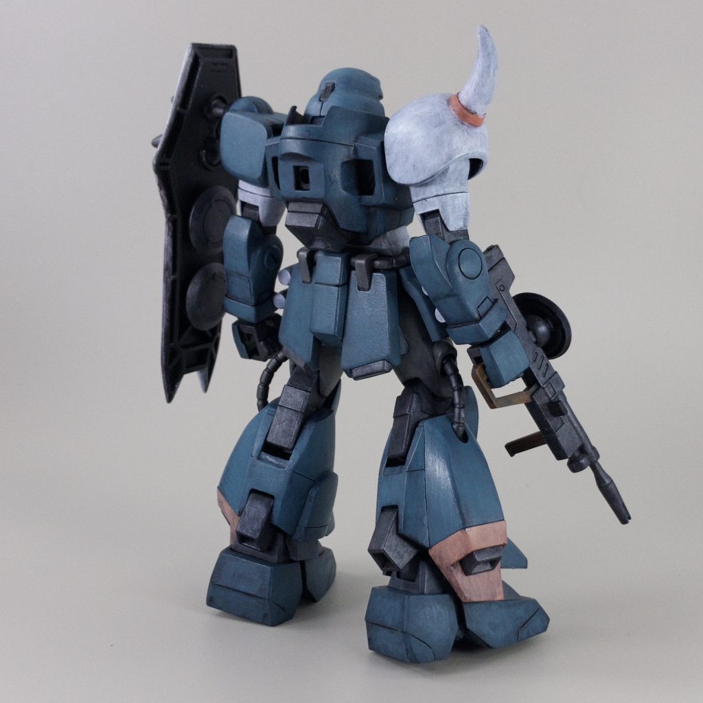 製作したのはHG ザクウォーリア発売時期は2004年と、オリジナルの放送時期。なんと……側面のモールドが薄く、現代の技術の進歩を感じることとなりました。