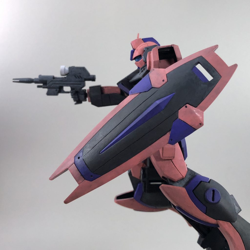 新しいプラモデルということもありディティールは細やかであり情報量は豊か。ではありますが、シールドは寂しく感じたのでスジボリにトライ。