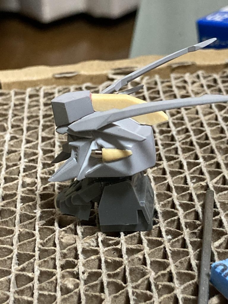 エポキシパテでトサカとバルカンを作成。バルカンのバレルはハイキューパーツの2mmマズルです。