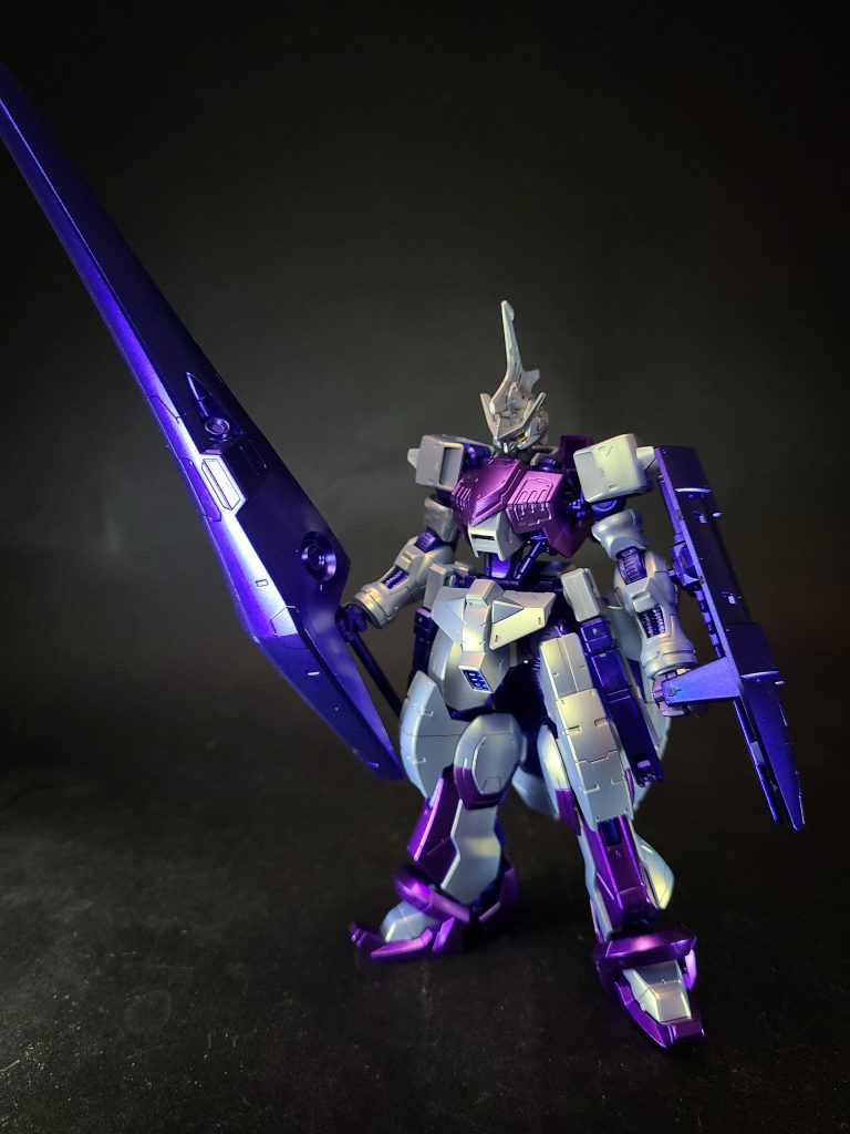 武装は140mm機銃とスラスター機構を内蔵した「デストロイヤー・ランス」、予備武装の「キマリスサーベル」を収納した「キマリスシールド」、リアスカート側面の6門の散布口から投下する機雷各種。手持ち武装の保持を確実に行うため、腰部にはサイドスカート兼用の折りたたみ式サブアームを装備してい