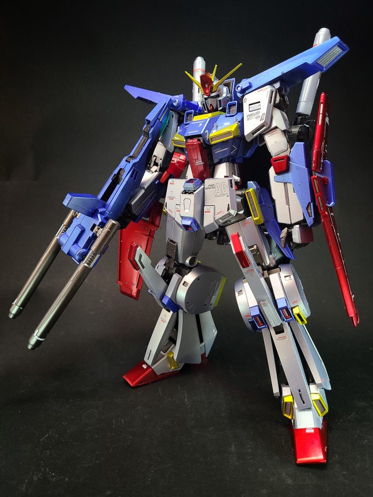 また、重層的な構造を持つ可動モジュールと装甲は、マグネット・コーティングを標準で施された各部のヒンジやスライドレールによって分離しつつ堅固に結びつき、本来矛盾する機能である柔軟性と堅牢性を同時に実現するとともに、瞬間的な機体の変形を可能としている[11]。とりわけ、本機の脚部構造は複数の要求を満たす試行錯誤が結実したものであり、多数のスラスターを内蔵した上で歩行/機動ユニットとして高い完成度を有している[11]。ただし、本機はシステム面での複雑化から、その整備性は劣悪なものとなった[12][30][22]。生産性も悪化している[31]。装甲はガンダリウムγを使用した多重空間構造である[24]。耐水圧性能も高く、至近距離でのMSの爆発にも耐えられるという[32]。メガ粒子ビームの直撃を完全に防御することは不可能だが、バインダーはシールド並みの強度があり、万一の場合はこれを用いてコクピットへの被弾を防ぐ[