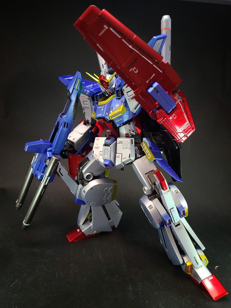 装甲はガンダリウムγを使用した多重空間構造である[24]。耐水圧性能も高く、至近距離でのMSの爆発にも耐えられるという[32]。メガ粒子ビームの直撃を完全に防御することは不可能だが、バインダーはシールド並みの強度があり、万一の場合はこれを用いてコクピットへの被弾を防ぐ[24]。 