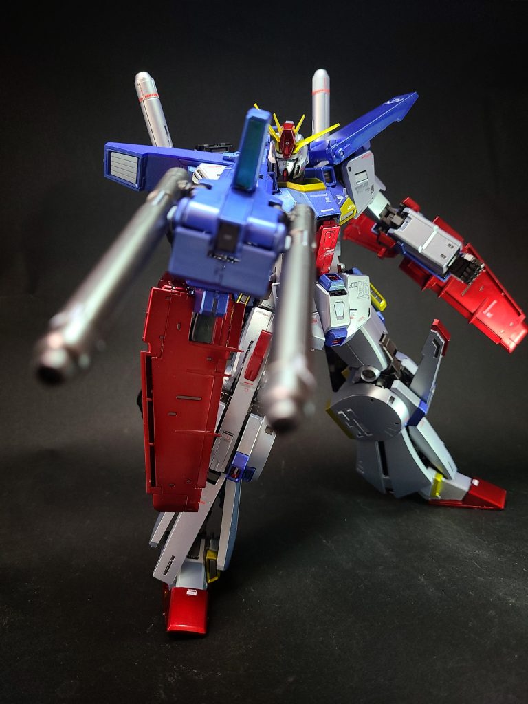 また、本機の機体管制システムにはNT対応のインターフェースとして、簡易サイコミュシステムであるバイオセンサーが搭載されている[33]。このデバイスはΖガンダムに搭載されたバイオセンサーの改良型であり、脳波制御によって操縦系のサポートが行われることで機体の追従性が向上している[33]。ただし、NT能力の低いパイロットが搭乗した際は、作動しないように保護機能が施されている[33]。ΖΖガンダムにおいてはこのユニットをコア・ブロックに搭載しており、コア・ファイターごとにパイロットの脳波パターンを入力する事でバイオセンサーのシンクロを向上させている[33]。通常のサイコミュは主にコクピット周辺に搭載されるが、本機のそれはコア・ブロックのメインプロセッサーを中心として機体各部に端末が分散配置されている。このシステムはサイコミュのコンパクト化・高密度実装化の点で有利であり、機体の追従性並びに運動性向上に対する効果は、フルスペックのサイコミュと同等のレベルに達している[34]。一方で、NTパイロットの搭乗を前提とした機体追従性は、本機の操縦難度を非常識なほどに高いものとしてしまっている。このため、非NTパイロットの搭乗を考慮してリミッターが設けられていたとする証言もある