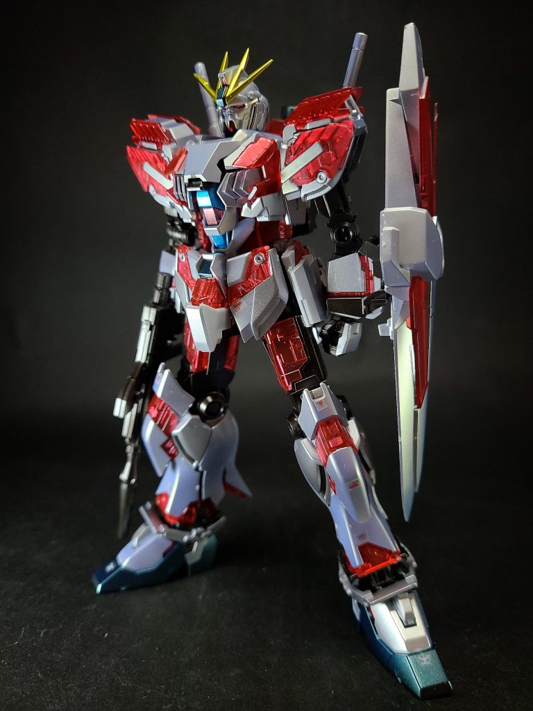 RX-9 ナラティブガンダムAE社がνガンダム以前に開発したサイコフレーム試験機で、μガンダムと同世代の失敗作からサイコフレームを取り外し、代わりに近代化改修を施して完成させた機体[142][注釈 12]。ルオ商会が「AE社から実験運用を委託された」という名目で「不死鳥狩り」の増援として投入し[133]、ヨナ・バシュタがパイロットを務める[135]。名称の「ナラティブ」とはは「定義するもの」「ニュータイプというものを囲い込んで捕まえるもの」という意思を込めて、ミシェルが名付けた