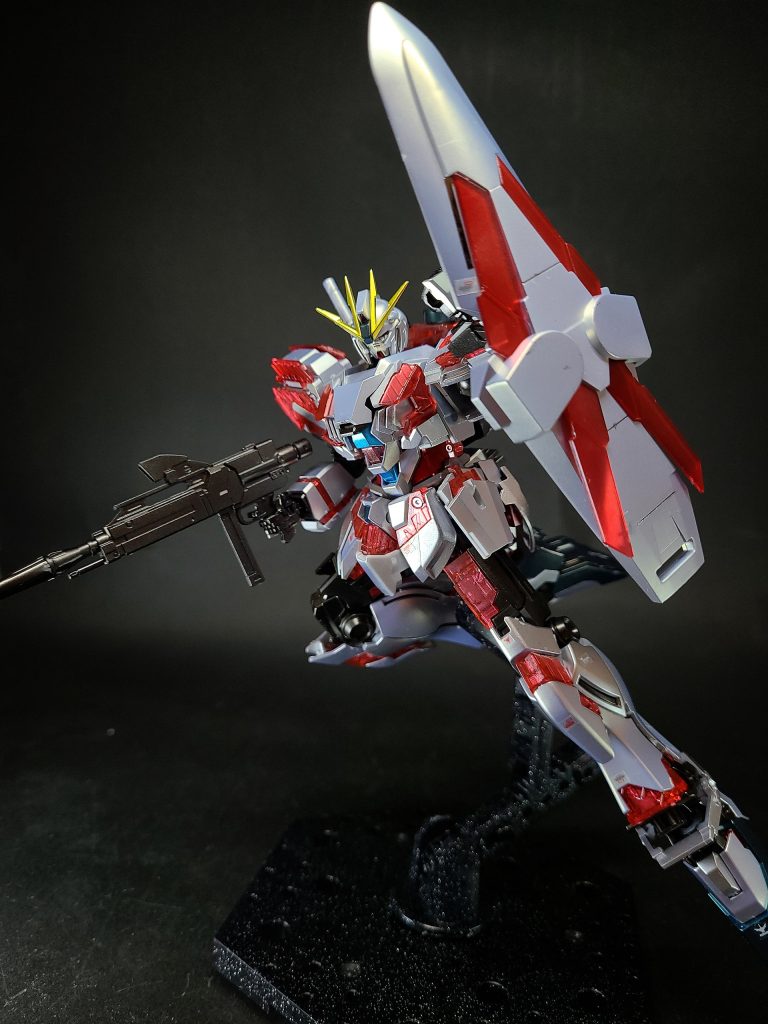 多目的試験用MSに分類され[118]、上腕部や大腿部などのフレームがむき出しになっているのが特徴[141]。コア・ブロック・システムを採用しているため、全天周囲モニターは導入されていない[150]。試験機という出自から素体の固定武装は頭部バルカン砲のみで、戦場ではルオ商会が「不死鳥狩り」用に取り寄せた武装ユニットを追加換装する[141][注釈 14]。劇中では敵味方から「やせっぽち」と呼ばれる[151]。パイロットは通常のノーマルスーツの上からサイコフレーム内蔵ウェアラブルデバイスを装着した専用の「サイコ・スーツ」を着用するが[150]、その重量のため、コックピットから降りればひとりで歩くことも脱ぐこともままならない[152]。操縦系にはNT-Dシステム（ニュータイプ・デストロイヤー・システム）が秘密裏に搭載されており、一定以上のサイコ・ウェーブ（感応波）を感知すると自動的に起動し、パイロットの制御を離れて対象を撃滅する