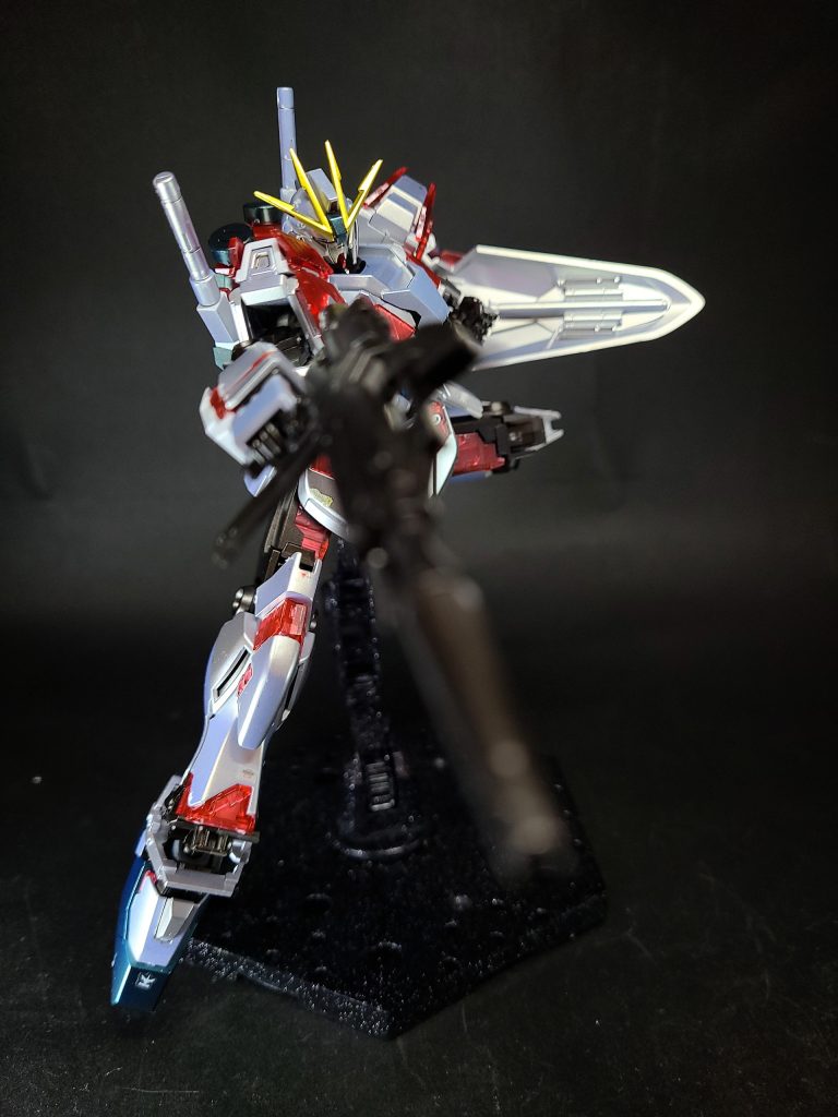 拡張性は高いが基礎設計が古いため、性能はそれほど高くない[142][71]。追加装備で無理矢理に性能を上げることでどうにか相手と対等に戦えているが[41][154]、基本性能ではジェスタにも劣るとされ[71]、強大に描かれるフェネクスやシナンジュ・スタインと対比する形で、痩せていて弱そうで頼りないガンダムというコンセプトで描かれる[155]。追加装備はAからCへ登場順に重装備からシンプルなものに変化していくデザインとなり[156][103]、従来のロボットアニメの約束事とは逆のコンセプトになっているが[103][注釈 15]、これは物語開始時に主人公のヨナが背負っていた後悔、恨み、焦りといったさまざまな想念が、物語の進行と共に徐々に削ぎ落とされていき、最後に残った本懐が明らかになるという、登場人物の心情とリンクした演出を意図したものである[70]。コア・ファイターを組み入れたのは監督の吉沢による案で、当初は脚本の福井やメカニカルデザインのカトキが難色を示したものの、ストーリーを反映させる形でシルエットやカラーリングが設定された[