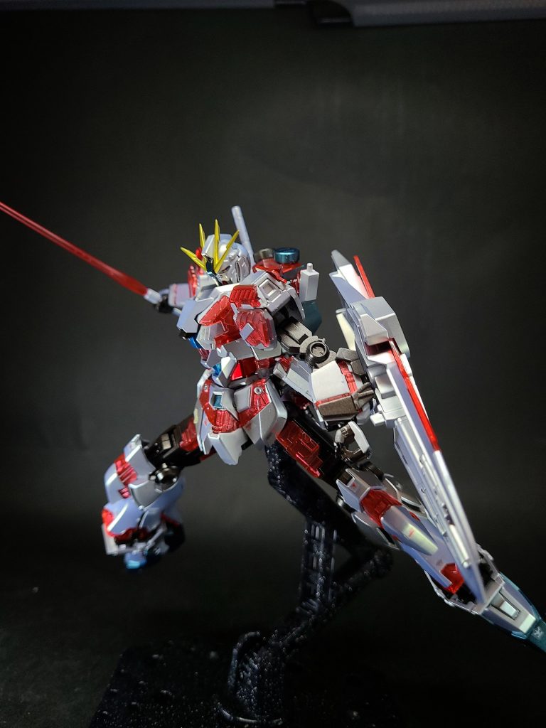 RX-9/C ナラティブガンダム C装備ルオ商会がフェネクスをおびき出すために収集していたサイコフレームを加工し、増加装甲として装着した姿。劇中では「サイコ・パッケージ」という別名で呼ばれており、「C装備」という名称は事後に便宜的に付けられたとされる