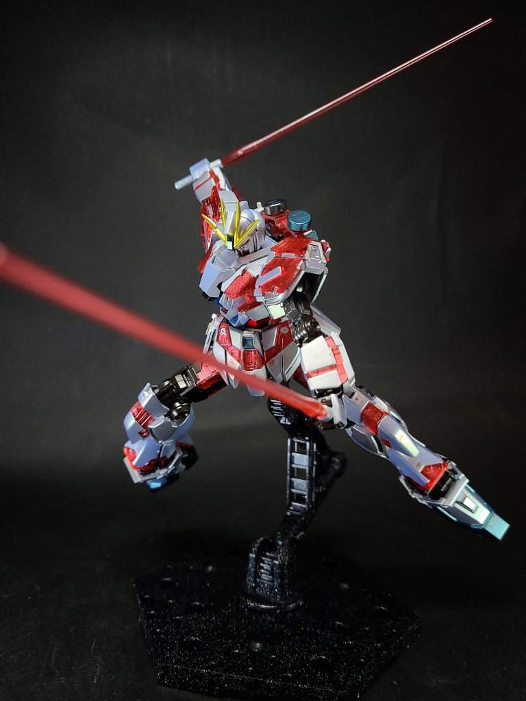 本来の装備プランには存在しない急造品であり、本来は装甲下のムーバブルフレームに用いるサイコフレームが外装に使用されるなど、いびつな仕様・外見となっている。サイコフレーム搭載機に接近するとフレームが展開して赤く発光し、RX-0シリーズのデストロイモードのような姿に変化する