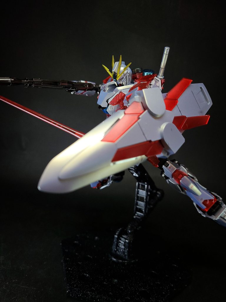 武装は銃口とセンサーをユニコーンガンダムのビーム・マグナムと同規格のものに変更したジェガン用のビーム・ライフル[140]、背部に設置されたビーム・サーベル2基[注釈 21]、B装備用を芯として表面にサイコフレーム、裏面にνガンダムに準じてビーム・キャノンとミサイルを搭載したシールド