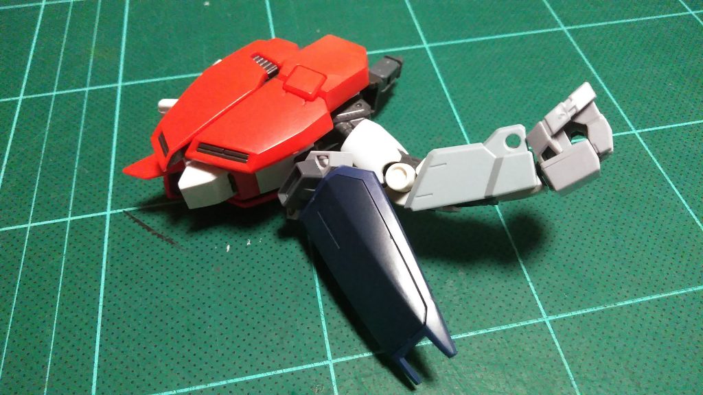 デカ肩は(MG)ディープストライカーのものを丸々使用。バックパックへの接続はカーディガン付属のジョイントを接着して関節を3ミリ化。肩と腕の接続軸は5ミリくらいのやつから3ミリに変更。腕は(MG)ガンダムVer.2.0にAGE-1の袖を接着。(写真では死角になってます。スマヌ…)AGE-1の袖にライトニングのフロントアーマーを接着。手はゾゴックです。シールドはキャンペーン品のジョイントにMk-Ⅱのシールド(下のみ)を接着。