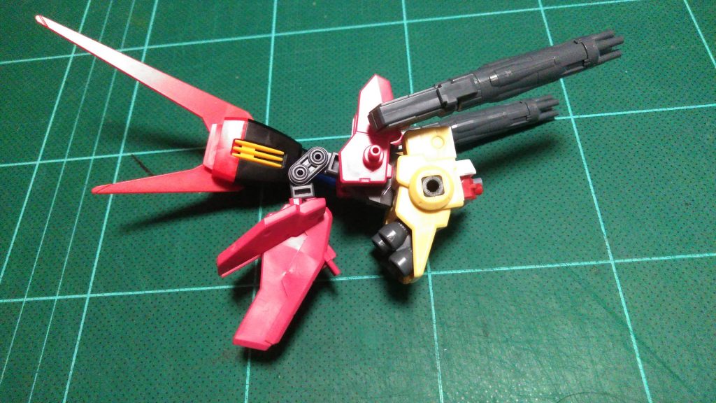 バックパックはカーディガンのものを使用。本体との接続はジャスティスナイト付属のジョイントと3ミリ棒。カーディガンのパーツにグレイズの股関節を接着。そこにフラウロスのパーツとアームアームズを接続。ガトリング砲はロトのパーツ。後ろに飛び出てるピンクのパーツはグレイズ(流星号)のリアアーマー。
