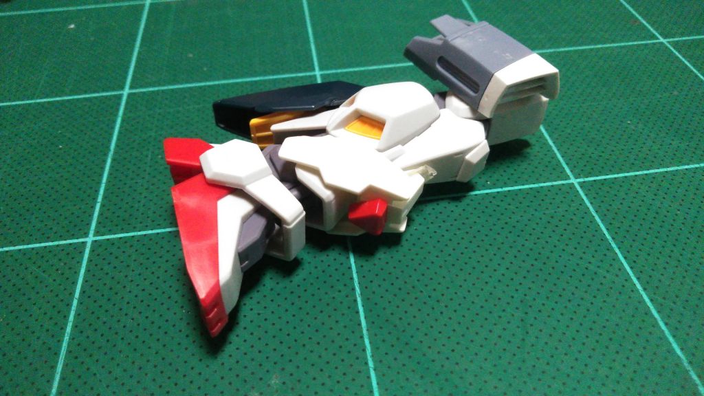 Mk-ⅡのモモにI.W.S.Pのパーツを3ミリ軸、3ミリ穴を自作して接続。スネにはレギンレイズの膝辺りのパーツを接着。(赤い三角はビギニングのかかと)膝にはアスタロトリナシメントのフロントアーマーを接着。ふくらはぎにはシナンジュ・スタインのバックパックのパーツを接着。中にライトニングのふくらはぎにある黄色のバーニア(?)を接着。