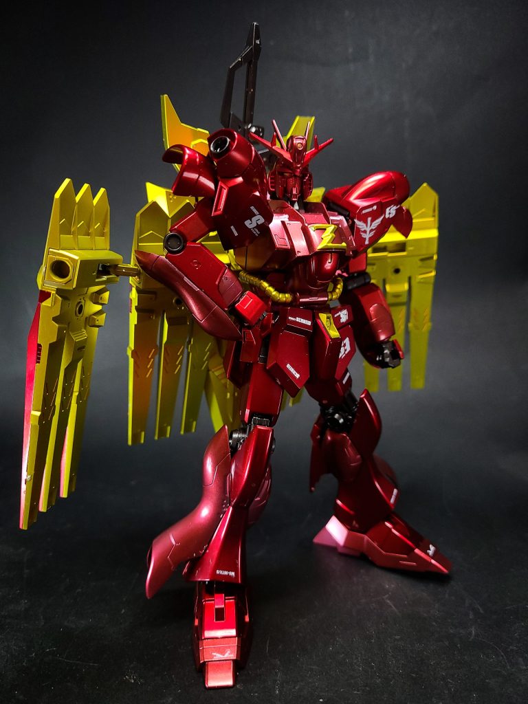 武装は、弓型ビーム砲「ハイメガボウガン」と大型ビームサーベル「ハイメガサーベル」に変形可能な巨大実体剣「ジオニックソード」、分離時は遠隔操作火器「テリブルファンネル」となるマント状の推進器「ケープスラスター」4基、背部の鞘に収納されたコンバットナイフ二振り[14]。デザインは形部一平