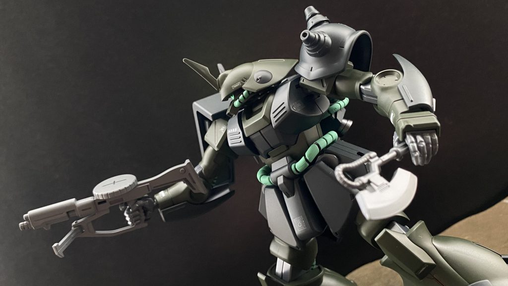 　ビームライフル、ビームサーベルなどのビーム兵装も使用可能ではあるが、彼らが防衛する基地は、ジャングルの地下に隠されている。必然的に戦闘はジャングル内にて行われる為、実弾系、ヒート系の武装が選択されている。