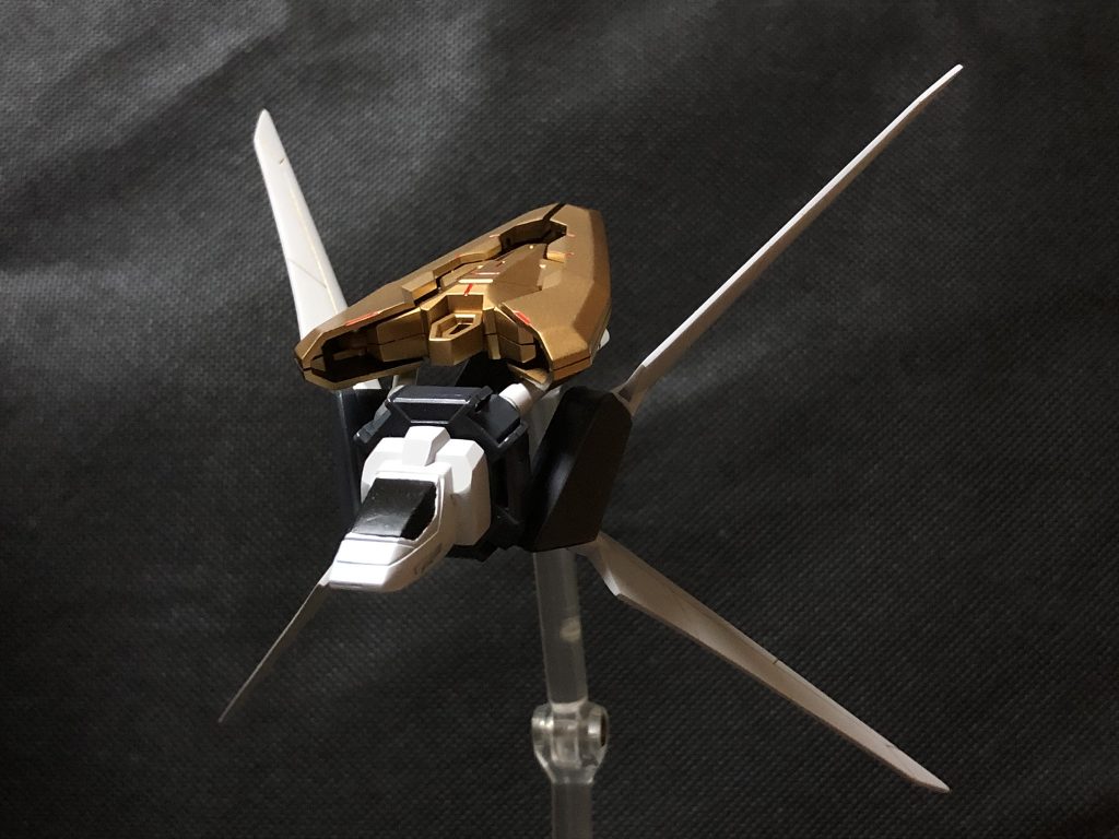 後これは意地だったんですけど、コアランダー機能は絶対消したくない、だけどバックパックどうしようって長ーく長ーく考えていました。そしてゴッドのコアランダーには、羽？のパーツが三つに分かれるってギミックがあったので、それも表現しなければいけない…と考えた時にクロスボーンのバックパックを思い出しました。3mm穴が四つついているので好き勝手出来るのを考えて、スカルウェポンのものを使いました。そしてギャラクシーコスモスのプラ板ウイングを見つけて、この形に！ウイングは結構自由に形つけられるので意外と遊び甲斐があったりします。