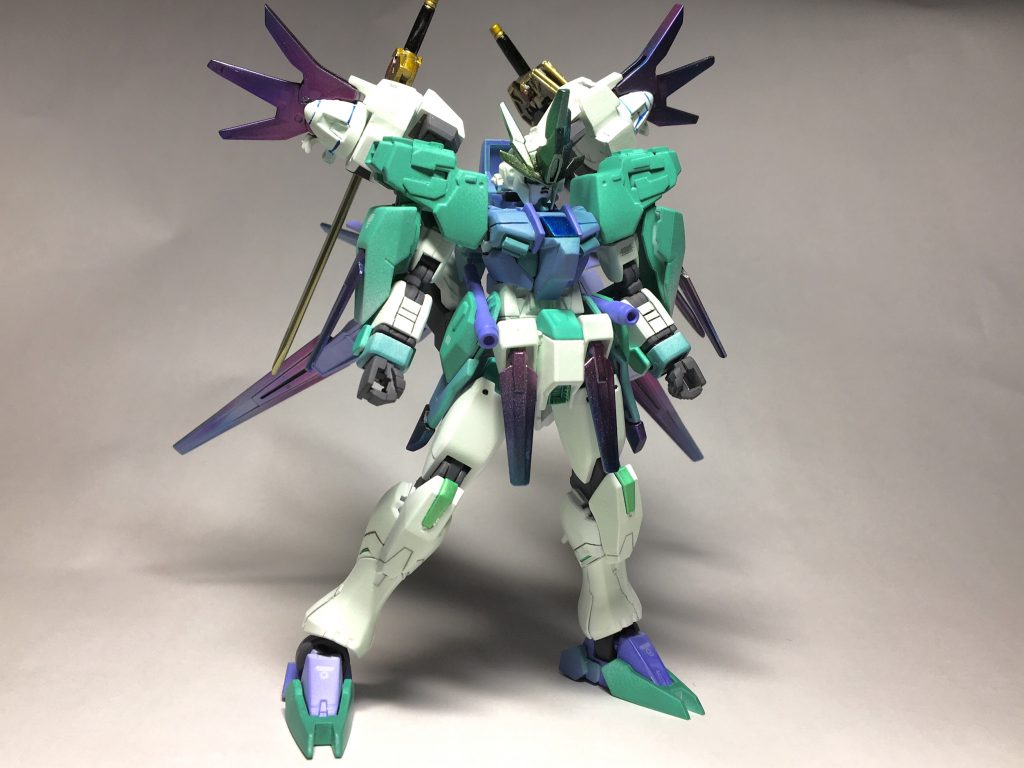 立ち緑と薄紫をベースに塗装しています。ホワイトの部分も白下地の上からグリーンホワイトを薄く吹いて全体的にまとまりをもたさました。また、胴体部分、腕にはスジボリを施し、腕は1ミリ延長、脚部は2ミリ延長しています。