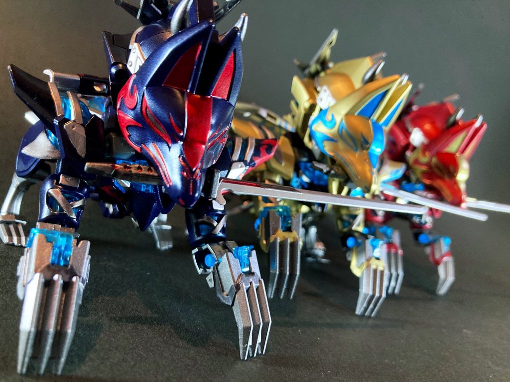 【潜狐形態】デルタガンダムの可変機構は、狐型の四足獣モードへの変形で表現されていました。簡単で自然な付け替えながら、しっかり獣らしいフォルムのキツネに化けていて、この価格帯のSDキットの変形としては破格のハイクオリティだな〜と感銘を受けました。一部、変形機構に関わるクリアパーツが大変破損しやすく、ネット上で多数の悲劇報告を目撃しました（特に腕と鉤爪を繋ぐD❶(❷)パーツ）。こちらも含めて、変形でかなり動かす事を念頭に各パーツ接続箇所には慎重にヤスリを掛けてアソビを持たせ、スムーズに可動し負荷軽減できるよう工夫を施しました。 〜〜〜〜〜〜〜〜〜〜〜〜〜忍者モチーフ武将は多彩なギミック豊富で遊んでて楽しいですね！上述した通りパーツ流用の気配を感じるので、いずれ同型機の才蔵デルタカイは発売されるかも？と楽しみにしております。また絶賛放映中SDWヒーローズ本編、いよいよ物語後半に突入しようかという所で、今後も佐助デルタガンダムの活躍どうなっていくのか楽しみです。以上、長くなってしまい恐れ入りますが、閲覧頂きありがとうございました。