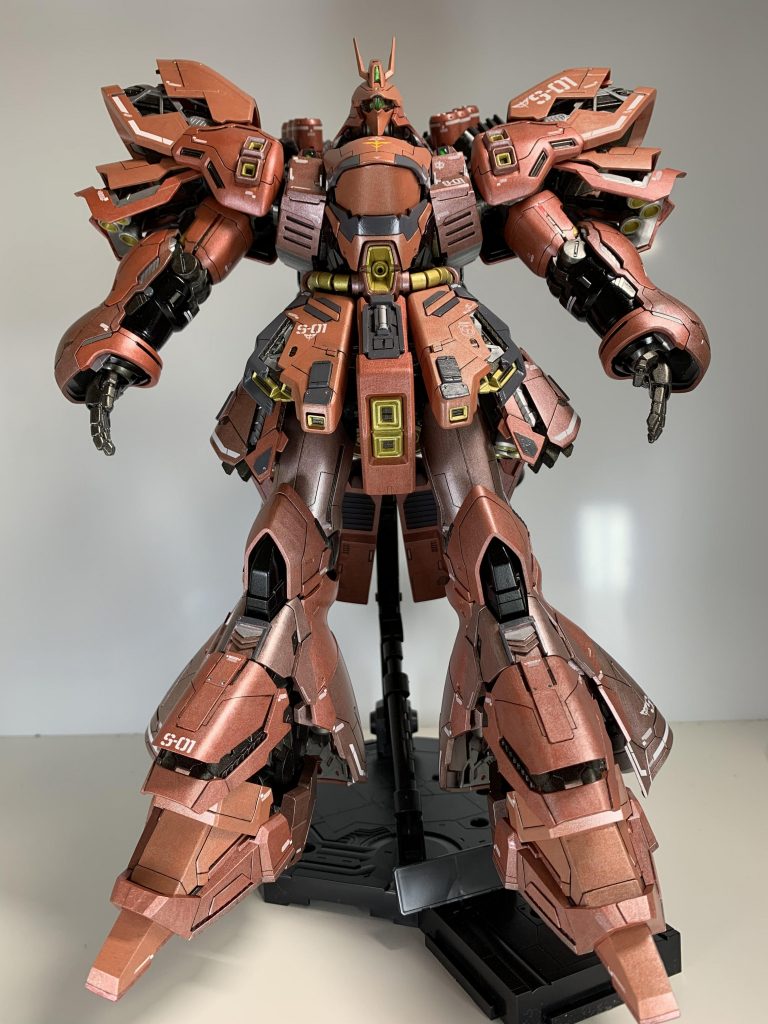 今回は普段はやらない光沢仕上げにしています。赤はクロームシルバーをベースに赤を加えて調色。赤3色を作り塗り分けをしました。また、黒やグレーで差し色を入れております。黒もグレーも実は微妙に色味が違うものを複数使ってますが写真ではよくわからないですね(*´Д`*)ディテールもマシマシにしており、各所筋彫りやプラ板を追加。形状を大きく変えるのではなく、凹凸を出す加工をしております。