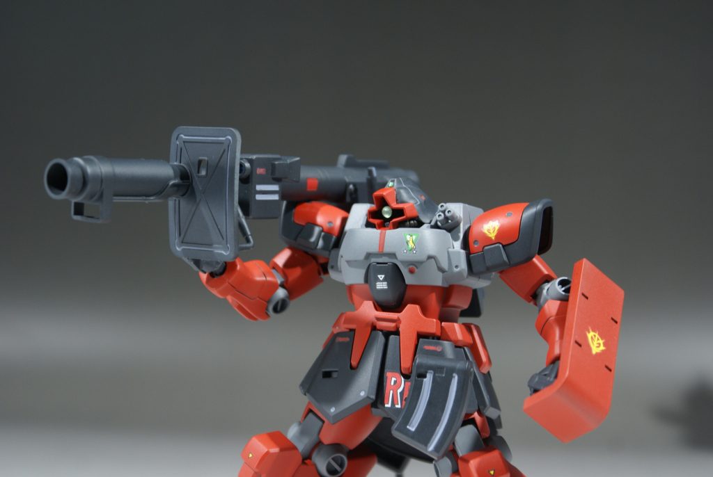 バズーカーを構えて。