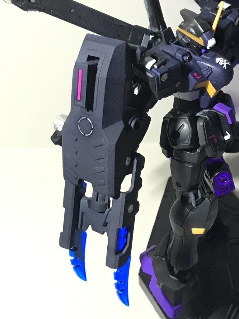 両腕の大型クローユニットはコトブキヤのインパクトエッジです。