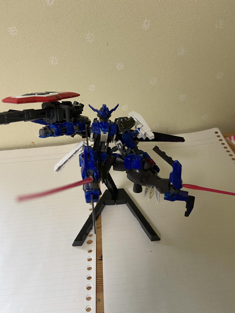 レッグビームサーベル、万が一近づかれたとしても足に内蔵されたビームサーベルで近接戦闘も対応可能、近距離、中距離共にまるで隙がなくバルバトスを撃破寸前まで追い詰めるが、その後バルバトスがオーバーロードを発動し思わぬ反撃を喰らい撤退する。