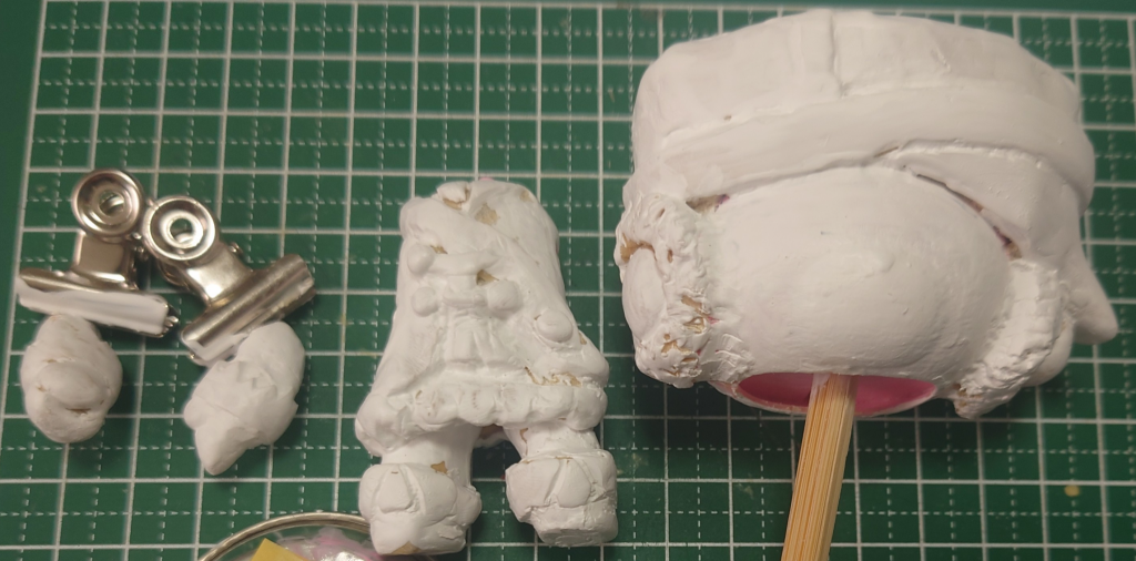 工程２ボディ・ブーツ・手足もパテをざっくり盛り硬化させ、その後何回か削っては乗せ直しました。－－－－－－－－－－－－－－－－－－－－－－－－－－－－－－