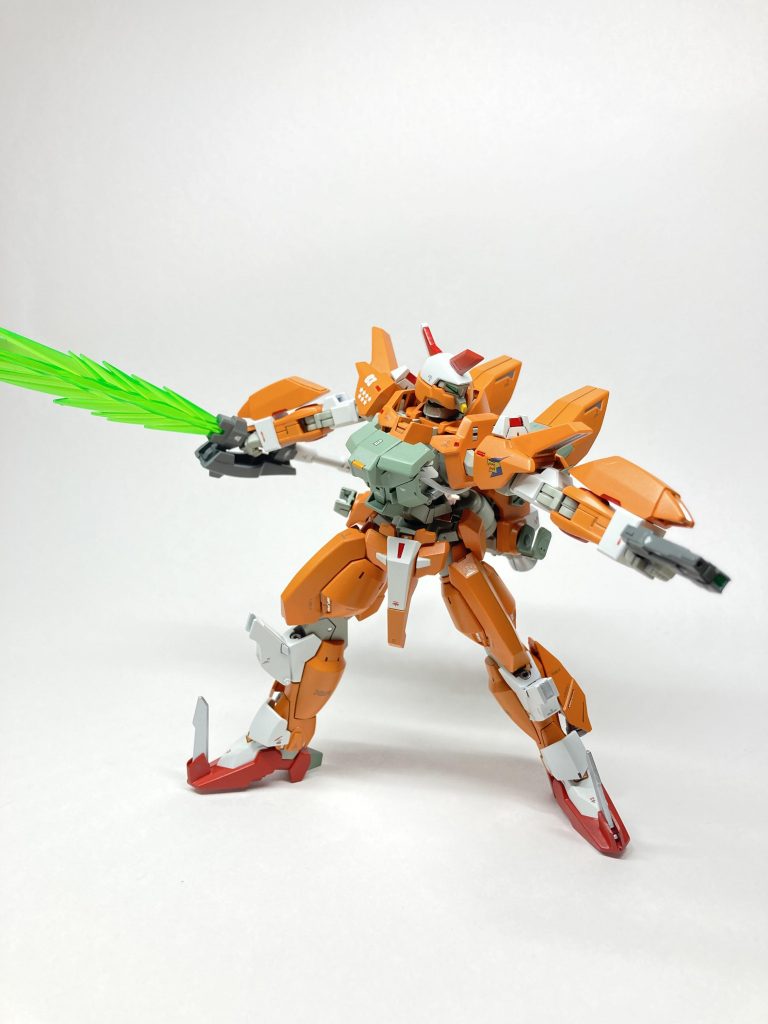 ソードを構えつつ、左手のハンドガンで牽制。