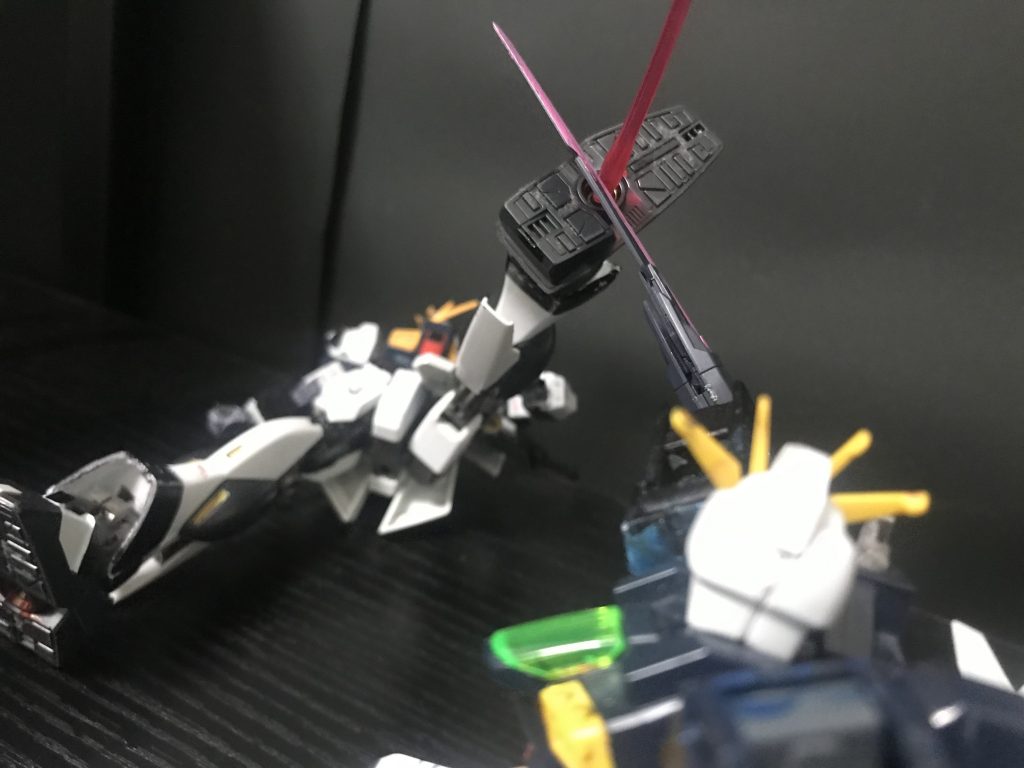 カテリアル「ビームサーベル？」νsガンダム「…」νsガンダム「今だ！」νsガンダムは足を思いっきり振りきる