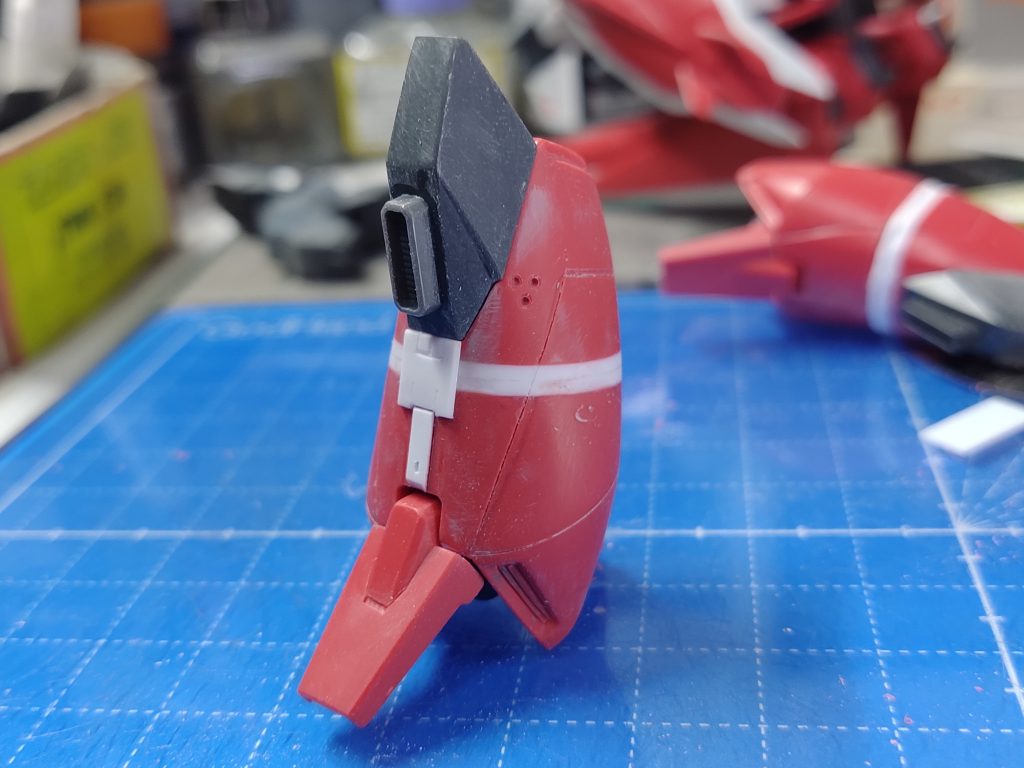 脛は2.4㎜延長、外側を削り込んでアウトラインを滑らかに。