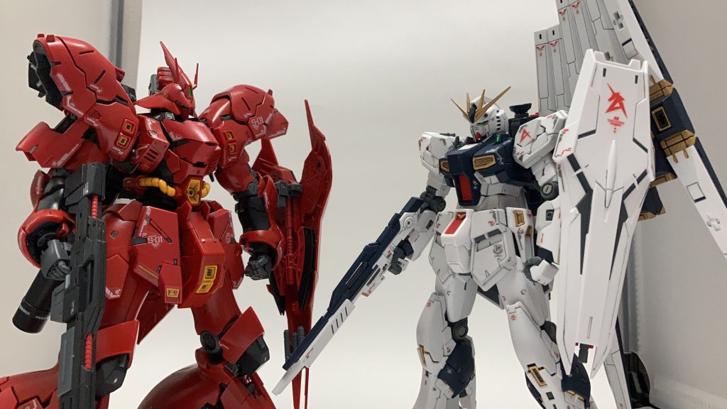 最後は前に作ったサザビーと一緒に( ¯꒳¯ )このサザビーはスミ入れとデカール貼りしかやってないけどそれでも十分カッコいい☺️我が家で2機を並べられる日が来るとは思わなかったです❗️眼福眼福♪(*^^*)実は撮影中にアンテナと腕のビームサーベルが真っ二つに割れました…接着剤で何とかなりましたが、塗装とかスミ入れするとパーツが脆くなるのかな…？確かエナメルがそうだったような🤔個人的にRGは下手にいじらない方がカッコいいっていうのと、ちょっといいお値段するっていうのでなかなか加工しづらいと思っていますwそして撮っていて思ったことがiPhoneで撮る場合はビデオにして録画開始にしてから写真を撮ると普通より綺麗に撮れるということ！(自分はiPhoneSEです)最後までご覧くださりありがとうございました😊それではまた( ´ ▽ ` )ﾉ( ´ ▽ ` )ﾉ( ´ ▽ ` )ﾉ