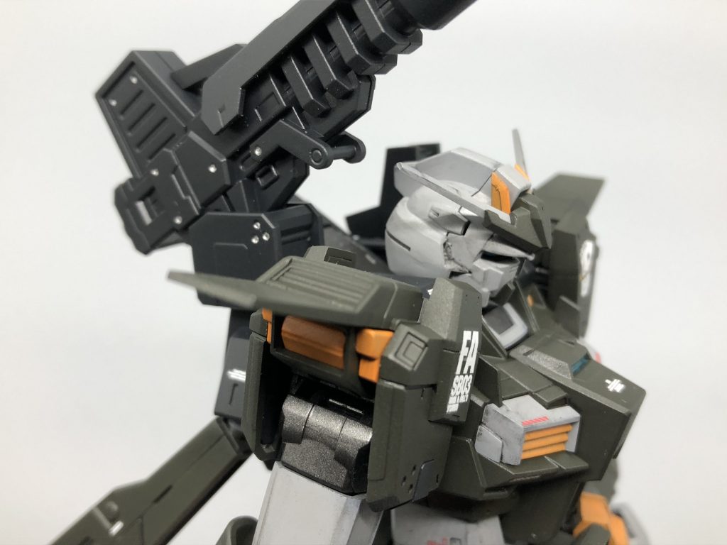 武装類の丸モールドにはリベットの代用としてシルバーのスミ入れを行いました。